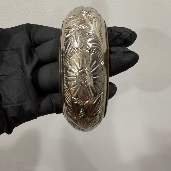 Vintage Floral Engraved Silver Bangle - Picture 4 of 9
